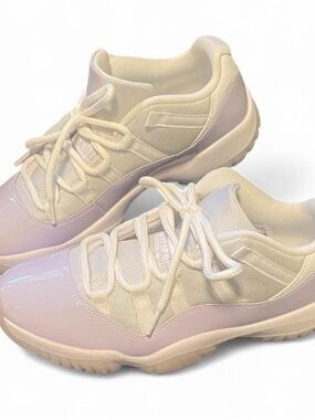 Light purple low Jordan 11’s women’s